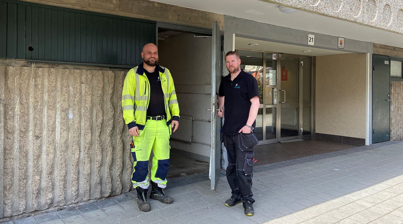 Miljövärden Mattias Olsson och miljövärdssamordnaren Joakim Fagerström öppnar dörren till grovsoprummet på Skolspåret 29 i Hjällbo.